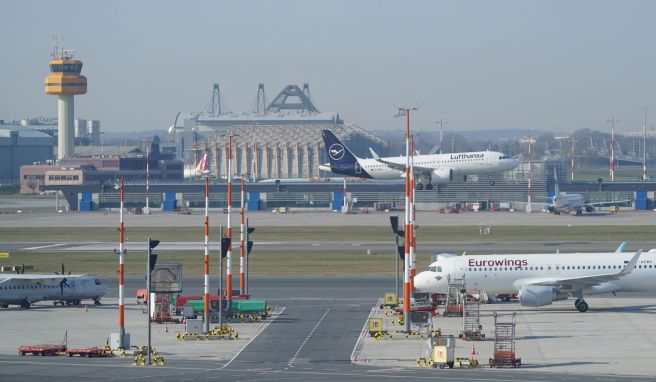 Ein Passagierflugzeug landet auf dem Flughafen Hamburg Airport.