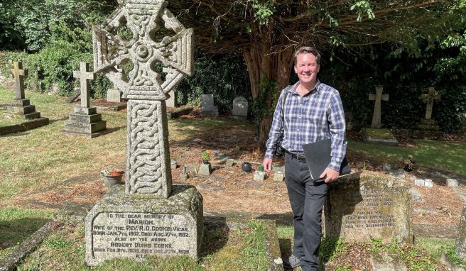 Alex Graeme steht neben dem Grab von Robert Duins Cooke. Dieser war sein Urgroßvater und beriet Sir Arthur Conan Doyle 1901 bei dessen Recherche für den «Hund von Baskerville».