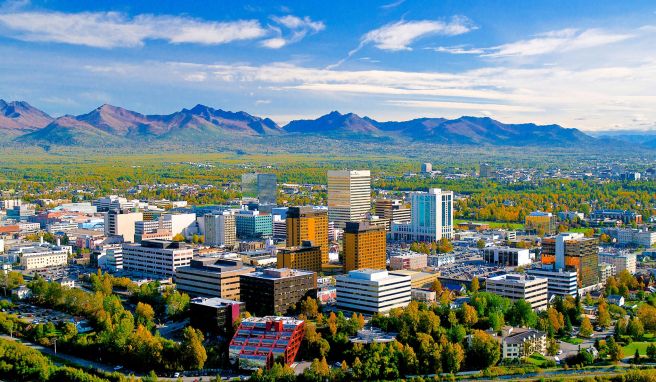 Alaska: Wildnis in der Stadt und Wasserflugzeuge im Garten