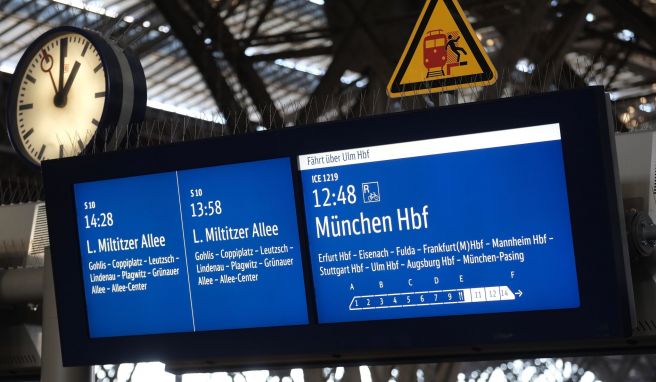 Bahn erneuert Infomonitore in Bahnhöfen