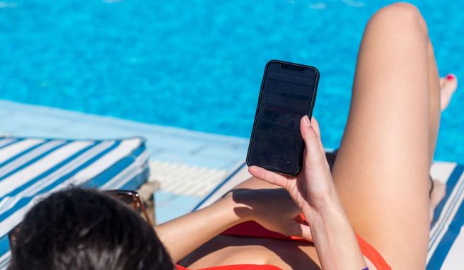 Schnell mal ein Foto vom Pool nach Hause senden: Das kann auf Kreuzfahrten ziemlich teuer werden.