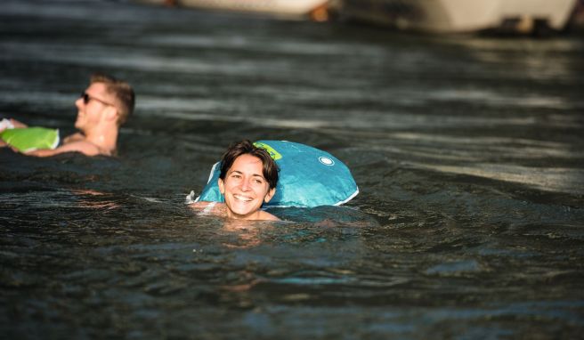 Die Gummisäcke sind Kleideraufbewahrung und Schwimmhilfe in einem.