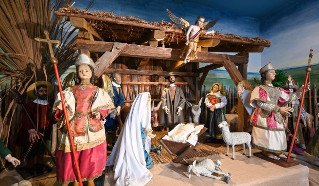 Die Barockkrippe mit mehreren Figuren ist im Foyer der Benediktierinnen-Abtei St. Erentraud in Kellenried aufgebaut. Die Figuren stammen aus dem 17. und 18. Jahrhundert aus dem Salzburger Land und gehörten ursprünglich zu unterschiedlichen Krippen.