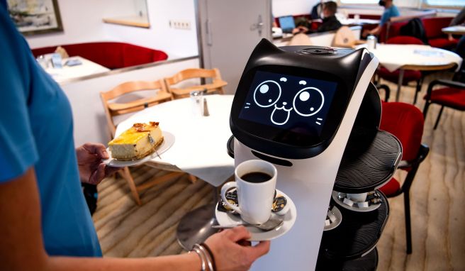 Auf der Fähre nach Borkum bedient ein Roboter die Gäste