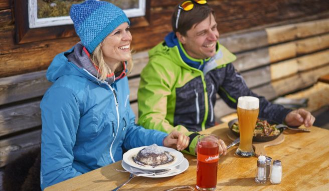 Die Kulinarik kommt nicht zu kurz: Im Skigebiet von Schladming-Dachstein gibt es zahlreiche Berghütten und Restaurants.