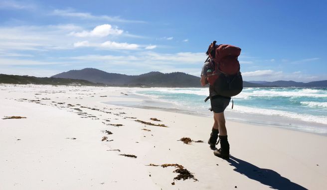 Beim Wandern am Friendly Beach ist eine Sonnenbrille ratsam - der Sand blendet schmerzhaft.