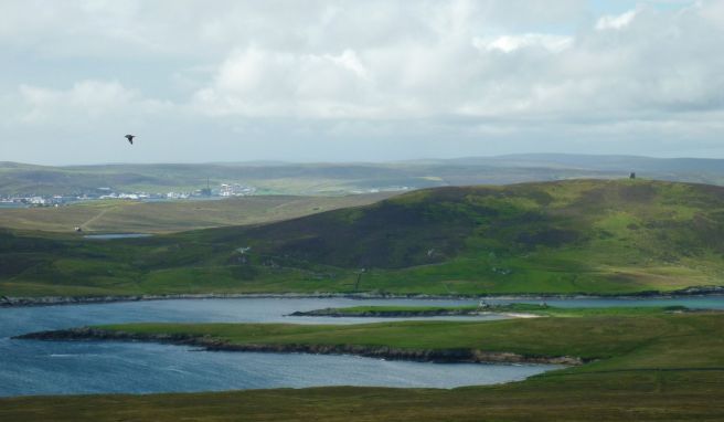 Blick von der Vogelinsel Noss über Bressay hinweg nach Lerwick: Geformt durch tektonische Verschiebungen, durch Eiszeiten, Regen, Wind und Wellen, ist Shetland seit 2015 ein ausgewiesener Unesco Global Geopark.