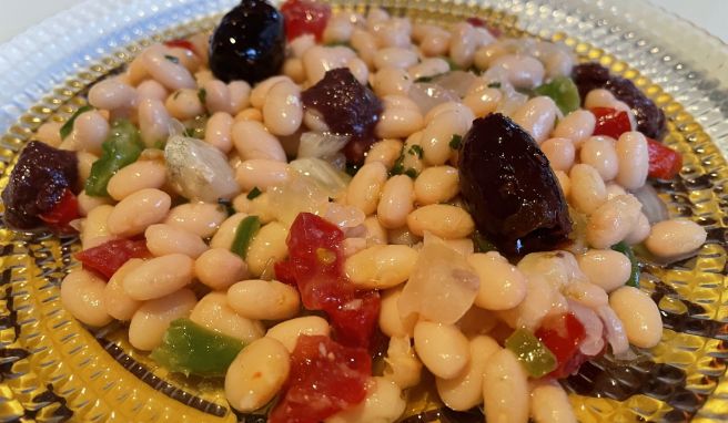 Sehr lecker, aber nur bedingt Fahrradtour-kompatibel: der mit Fesols de Santa Pau zubereitete Bohnensalat.