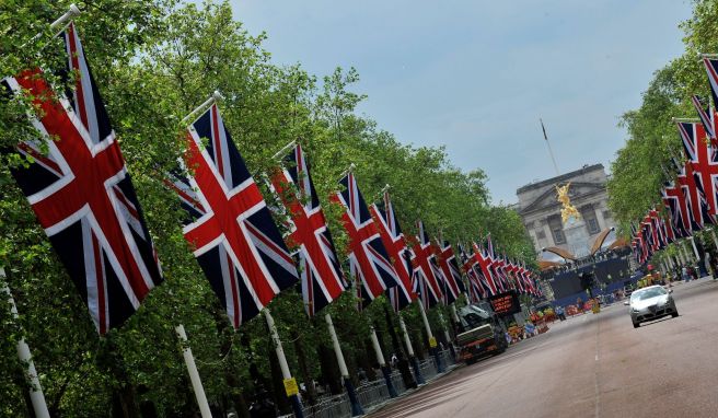 Auf dem zum Buckingham Palace führenden Boulevard The Mall steigt die große Geburtstagsparade («Trooping the Colour») für die Queen.