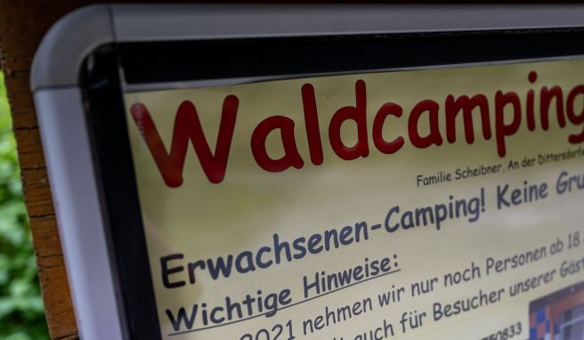 Ein Plakat informiert über das Konzept Erwachsenen-Camping am Eingang zum Waldcampingplatz Erzgebirge in Amtsberg.