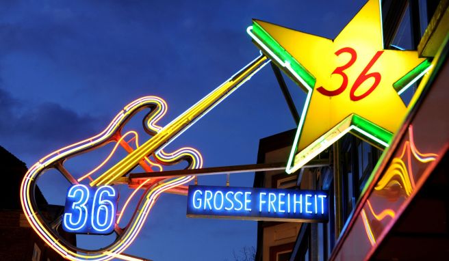 Gitarre, Stern und große Versprechen: Der neon-beleuchtete Club «Grosse Freiheit 36», wo schon die Beatles spielten.