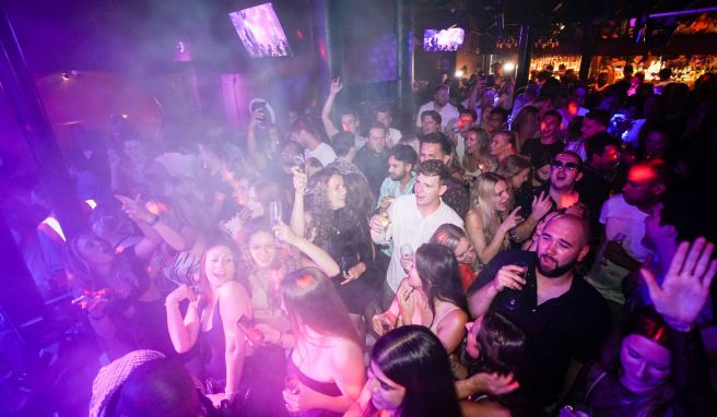 England feiert seine neu gewonnen Freiheit.