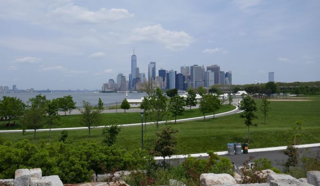 Hier ist der «Concrete Jungle» New Yorks weit weg: Blick von Governors Island auf die Skyline Manhattans.
