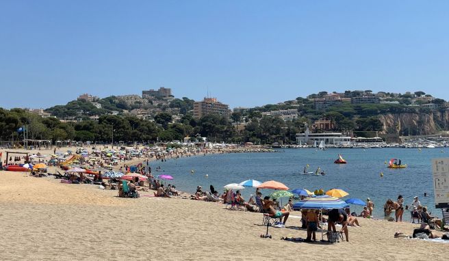 Ab ins Wasser: Nach der Ankunft an der Costa Brava tauscht man die Radklamotten gegen Badesachen.