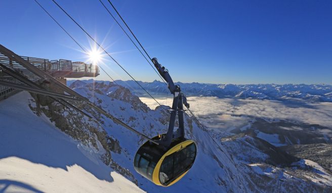 Die Dachstein Gletscherbahn bringt Fahrgäste bis in die Höhe von 2700 Meter.