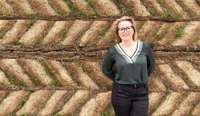 A generic square placeholder image with rounded corners in a figure.