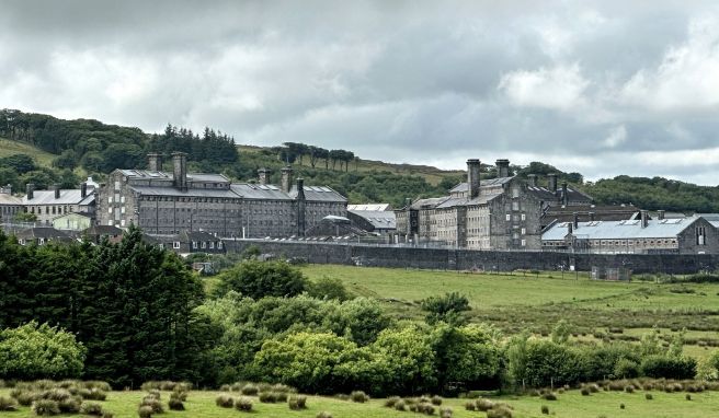 Düsterer Anblick: dass Dartmoor Prison. Errichtet wurde es 1806 für französische Gefangene aus den Napoleonischen Kriegen. Im «Hund von Baskerville» verbreitet ein ausgebrochener Sträfling Spannung.