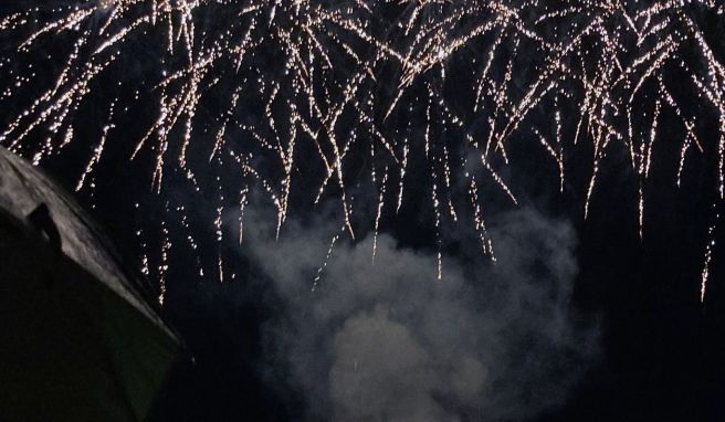 Zur Feier des 90. Geburtstages des Grand Hotel d\'Angkor wird über dem Haus ein Feuerwerk in den Himmel geschossen.