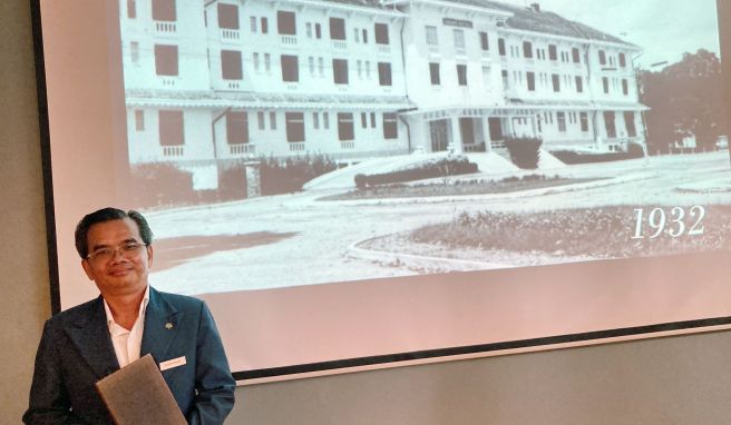 Saravann Mouth, der hauseigene Historiker, hält Vorträge und führt interessierte Gäste durch die Gänge, Hallen und Suiten des Grand Hotel d\'Angkor.