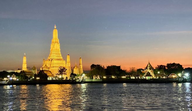 Sehenswürdigkeit wie den Wat Arun (Tempel der Morgenröte) zu besuchen, ist in den kühlen Abendstunden am angenehmsten. Der Gouverneur von Bangkok will die Öffnungszeiten nun verlängern.