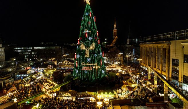 Dortmunder Riesen-Weihnachtsbaum erstrahlt wieder