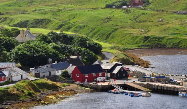 Dünn besiedelt sind die Shetlands. Die Bucht vor Voe zählt nicht mehr als ein paar Häuser.