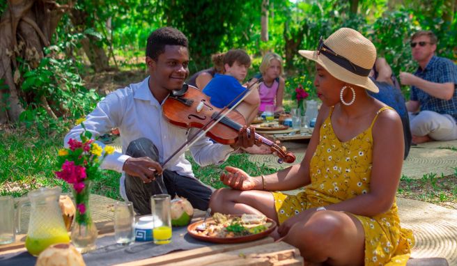 A generic square placeholder image with rounded corners in a figure.