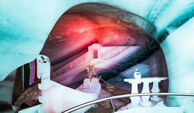 Im Eispalast Dachstein stehen viele lebensgroße Figuren aus Eis.