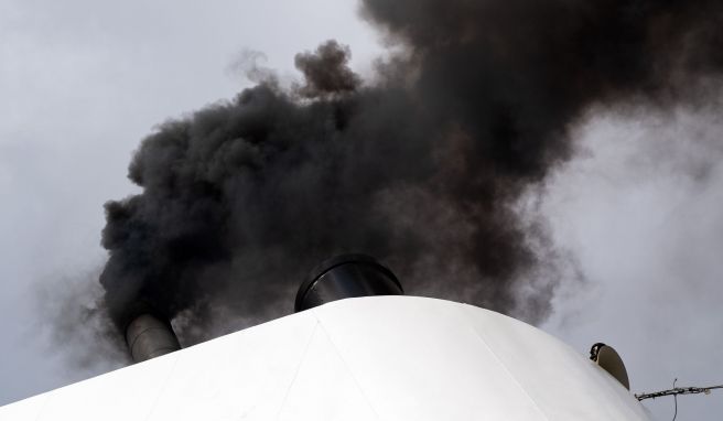 Schwarzer Ruß bläst aus dem Schornstein: Kreuzfahrten verursachen hohe Schadstoffemissionen.