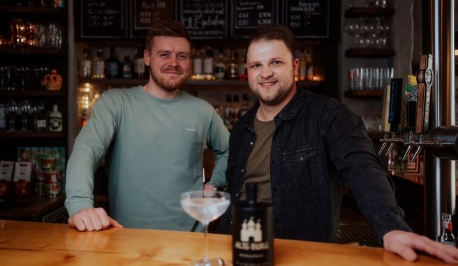 Die beiden Freunde Fabian Schwartz (l) und Pascal Tautenhahn haben den Grünkohlgin «Alte Burg» entwickelt.