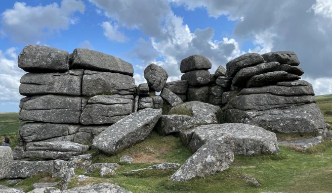 Wie aufgestapelte und teils wieder eingestürzte Riesenbauklötze: «Tor» nennt man die im Dartmoor vorkommende typische Felsformation.