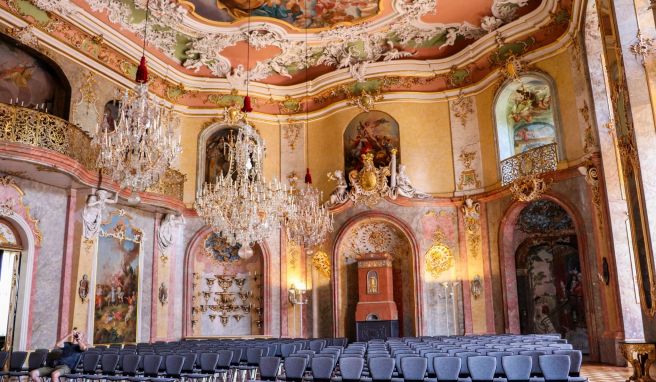 Barocke Prackt im Festsaal des Schlosses, das als Wahrzeichen der Stadt gilt.