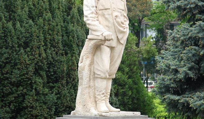 Skulptur für den bekanntesten Sohn der Stadt: Auf dem weitläufigen Museumsgelände in Gori finden Besucher diese Figur von Stalin vor.