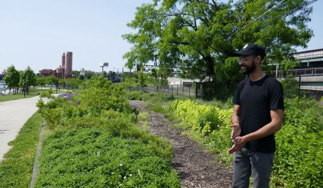 Zugreifen erlaubt: Nathan Hunter erklärt das Konzept des Foodway Gardens im Concrete Plant Park.