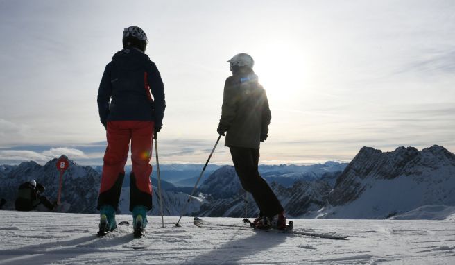 Skifahrer sind auf dem Zugspitzplatt unterwegs. Viele, die zum Saisonauftakt kamen, fürchten einen Lockdown.