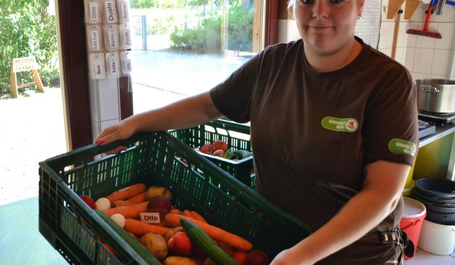 Was ein Bär so am Morgen vertilgt: Bianca Wöhlke mit dem «Frühstück» für ihren Schützling Otto.