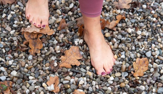 Schmerzvoll, bis die Gewöhnung eintritt: der Gang über Kieselpassagen.