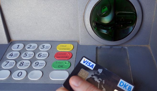 Ferienzeit: Das ist beim Geldabheben auf Reisen wichtig