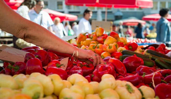 So wie hier in Kroatien sind Wochenmärkte eine ideale Anlaufstelle für Urlauber, die beim Einkauf auf Nachhaltigkeit bedacht sind.
