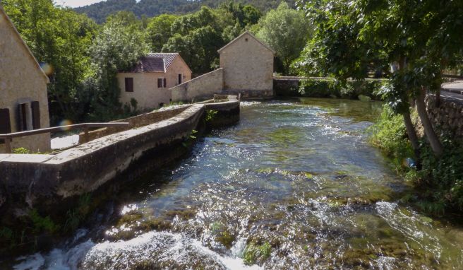 Am Ufer des Flusses Krka liegen alte Mühlen und Schmieden, Webereien und Wäschereien.