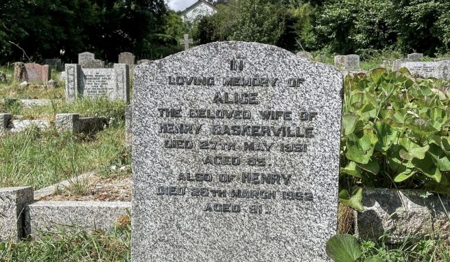 Einen Henry Baskerville gab es wirklich, wie sein Grab auf dem Friedhof von Ashburton belegt, wo er mit seiner Frau ruht.