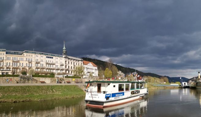 Wie unkompliziert die grenzüberschreitende Tour sein kann, erlebt man auf einer Fahrt mit dem Wanderschiff. Das fährt von Bad Schandau über Schmilka bis ins tschechische Hřensko.