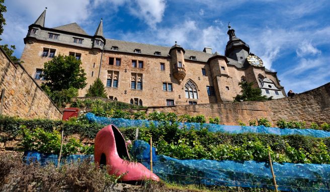 Der Grimm-dich-Pfad erinnert an die Zeit der Gebrüder Grimm in Marburg und führt unter anderem an einer großen Version des Schuhs von Aschenputtel vorbei.