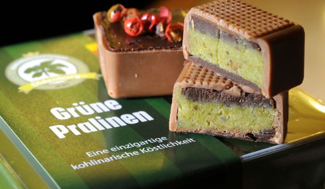 Mit Grünkohl gefüllte Pralinen vom «Café Klinge». Das Café hat zwar dauerhaft geschlossen, produziert wird das gemüsige Konfekt aber weiter - um zum Beispiel Kohlfahrten zu bereichern.