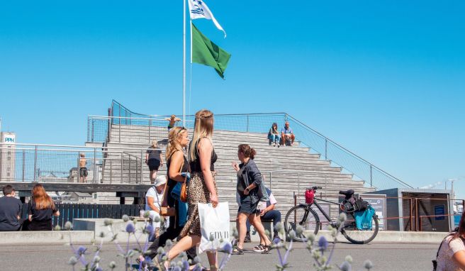 Relaxen am Wasser: Die Hafen lädt zu einem kurzen Sonnenbad ein.