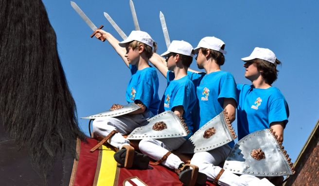 Die vier Haimonskinder sitzen auf dem sogenannten Ross Bayard und erheben ihre Schwerter.