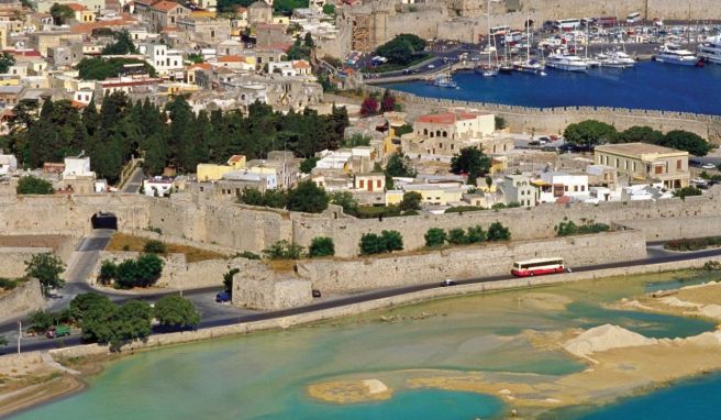 Für alle, die nicht nur tagsüber umherschwärmen: Rhodos wartet unter anderem mit einem respektablen Nachtleben auf.