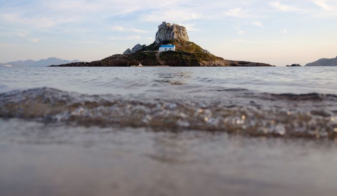 Sandstrand mit Traumblick: Vor Kefalos an der Südküste von Kos liegt die Insel Kastri mit der Kirche Agios Stefanos.