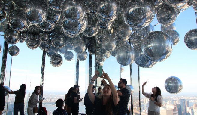 Die mit Helium gefüllten Luftballons werden gerne von Besuchern der Aussichtsplattform fotografiert.