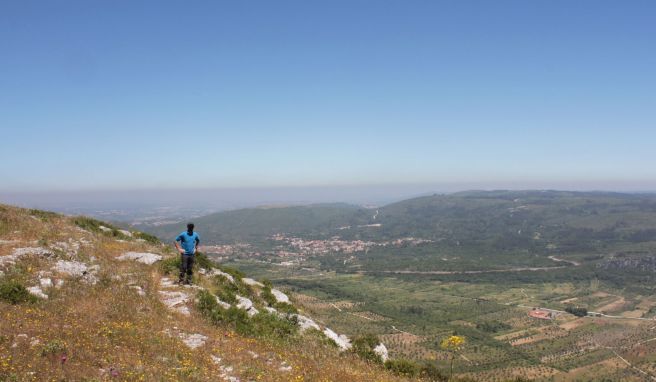 Die von Kalkstein geprägte Landschaft des Naturparks bietet an einigen Stellen weitreichende Ausblicke.